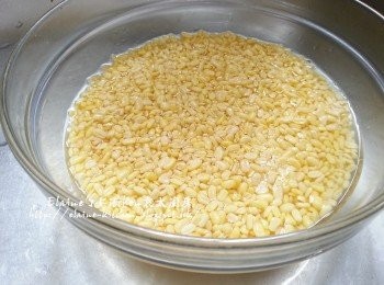 step1: 綠豆放入大碗內洗兩至三次至水份變得清徹後 , 加水浸1小時後倒去水份