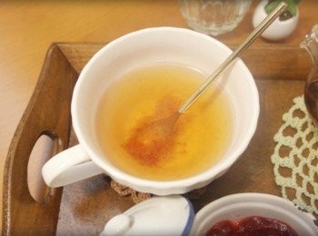 step6: 拌入熱熱紅茶攪拌一下~~