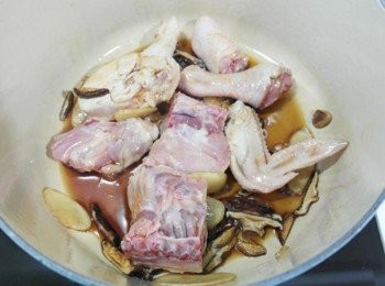 step5: 接著放入雞肉們^^ 一起炒炒炒~~~