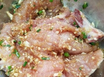 step3: 加入醃料醃3小時。

焗爐用 180 度火，每邊焗15分鐘。或用平底鑊煎香都可以。蘸上【<span class="group_2">魚露辣汁</span>】，拌飯絕配。