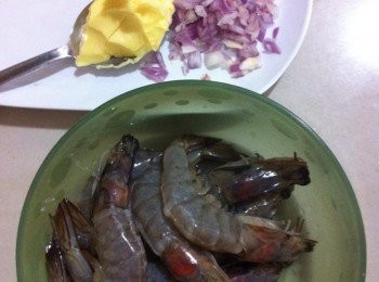 step1: 將新鮮洗淨，剪頭剪尾，背部開一刀挖出腸泥瀝乾水分待用。