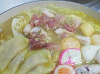 step5: 高麗菜軟後放入喜愛的火鍋料及雞肉!!! 煮至熟即完成囉^^
