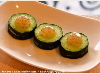 step4: 小黃瓜上頭分別點綴分切成半的黑木耳QQ圓(起司口味)。