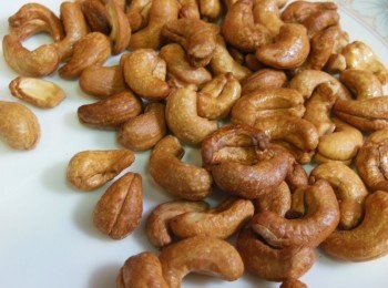 step5: 炒飯炒好調味.加入步驟4材料. 腰果先放入烤箱烤熟放涼.