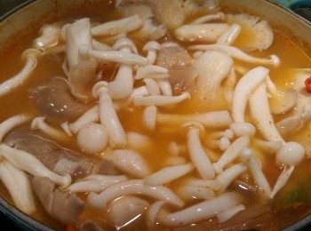 step5: 加入菇類煮一陣,再加入椰漿煮滾。