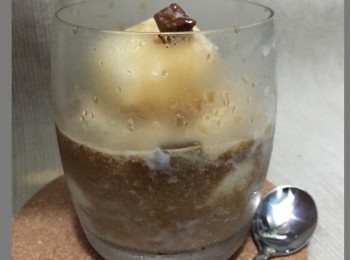 step4: 在沙冰上倒一杯特濃咖啡，加上朱古碎作裝飾.、美味的Tofu Affogato 即成.