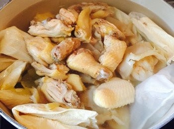 step4: 加入雞件、花膠（如太大則先切件）、咸菜、枝竹及蒜頭，煲滾後轉小火續煲1小時。上桌前如有需要加鹽調味即可。湯料可沾生抽、麻油同吃。