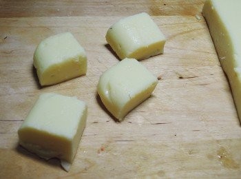 step6: 放涼後就可以輕易取出布丁糊，切成小塊，如果怕不好操作，可以放入冰箱冰1小時後再取出切塊!!