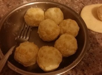 step3: 把粟米粒和芝士混合，用手搓成糰，均分成9份，搓圓，備用。