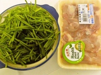 step1: 備好<span class="group_1">食材</span>，將水蓮洗淨後，分切成段備用。