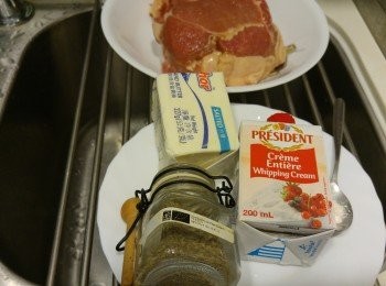 step1: 先醃豬排最少半小時,乾蔥剁蓉備用,準備其他材料。