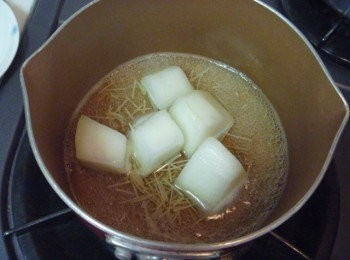 step2: 取小鍋子,倒入所有調味料與薑絲煮滾,出香氣後放入步驟1拌勻,續倒入昆布柴魚高湯,再煮滾改小火蓋鍋蓋煮至冬瓜軟.