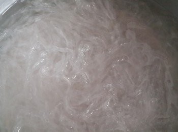 step1: 洋菜條以滾水川燙軟化後馬上撈起放到冷水中冰鎮一下