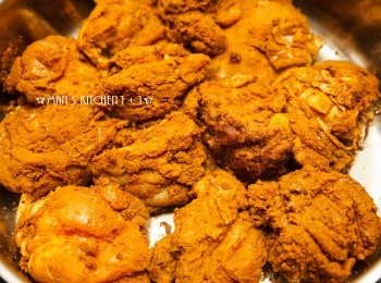 step2: 雞肉醃好後，起油鍋，先將大蒜爆香，再把雞肉下鍋煎至外皮微焦。