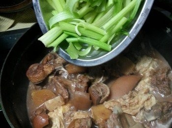 step22: 最後加入唐芹菜炒勻,煮滾後即可熄火