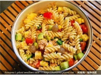 step8: 最後酌量添加羅勒葉與胡椒粉來增味，稍微攪拌一下即可。