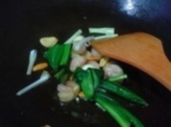 step3: 隔天把鸡只拿下，取一个干净的镬。倒入2大匙牛油将姜，黄姜 ，小葱，葱还有斑斓叶依次倒入慢抄直香味溢出。。