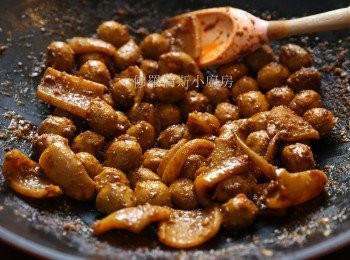 step4: (4) 加入咖喱醬及麻辣醬煮至收汁為止