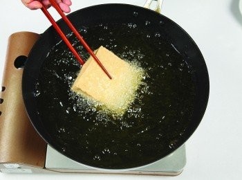 step4: 隨時將豆腐翻面，等到豆腐呈現金黃色時，即可取出瀝油。
