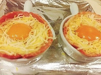 step4: 放入起司絲的同時使用湯匙將蛋黃調整至中間 週邊放入起司絲就可將蛋黃固定於中間