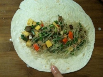 step21: (3) 用食指沾取步驟(1)的麵糊，在墨西哥薄餅皮的周圍繞一圈。