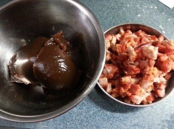 step5: 再將义燒切粒加入义燒汁中拌勻待用