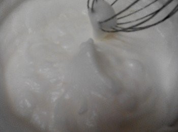 step2: 2、將B攪拌至濕性發泡，加入C續攪拌至硬。