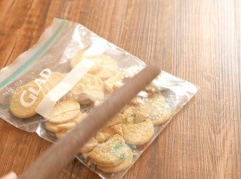 step2: 把曲奇放入保鮮袋中，以硬物打碎備用。