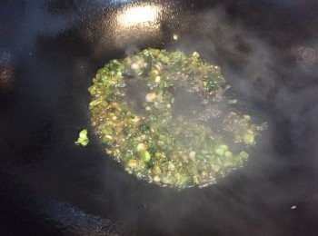 step4: 下1湯匙油，油熱後加入蔥粒、中芹粒爆香，加生抽及糖。