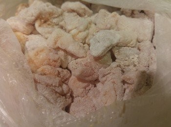 step1: 雞軟骨洗淨隔水定乾後, 加入<span class="group_2">醃料</span>醃雞軟骨一陣, 臨炸先將鷹粟粉加入雞軟骨內攪混再輕壓一下, 確保每一粒雞軟骨都有粟粉包裹。