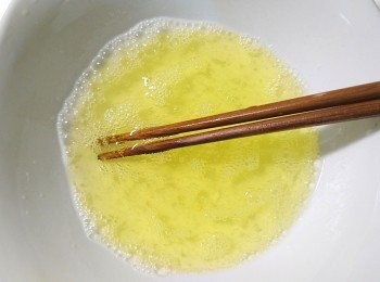step5: [做<span class="group_2">西瓜白肉</span>]：取出一個碗，放入4顆蛋白和鹽，用筷子攪拌均勻，成「蛋白蛋液」。