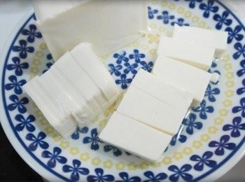 step1: 將豆腐切成塊狀~~瀝乾水分!! 可以用廚房紙巾吸去多餘水分~~