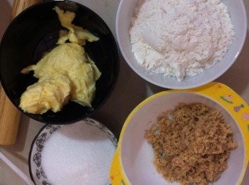 step1: 把核桃放進攪拌機攪碎待用。
低筋麵粉篩過待用。