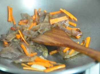 step2: １大匙油熱鍋，將蒜頭與木耳和紅蘿蔔絲下鍋爆香