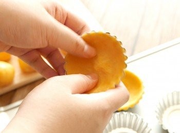 step13: 把麵團由內到外壓開至整個撻皮厚度平均。