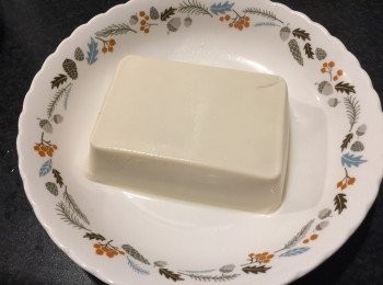 step2: 將滑豆腐用蒸爐或隔水蒸熱，大約10分鐘