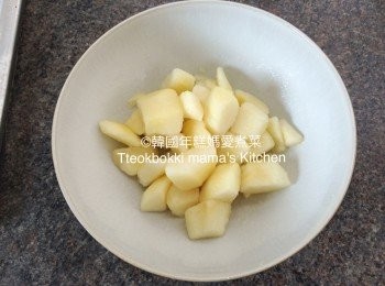 step1: 啤梨去皮切粒與1湯匙檸檬汁拌勻能避免啤梨變色。