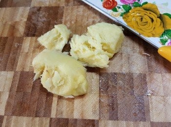 step1: 薑刮去皮洗淨後,用菜刀拍扁待用