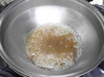 step4: 將糖漿的所有材料拌勻，放入鍋用中火煮至稠身，關火