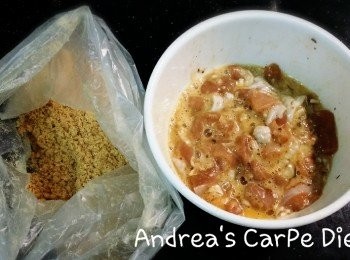 step1: 1.將雞肉切小塊,加入<span class="group_2">醃料</span>醃4-5小時 (通常我都是下午醃製晚上可以炸,或是前一天晚上醃製隔天再炸都可以歐~) 2.將消化餅敲成粉狀備用