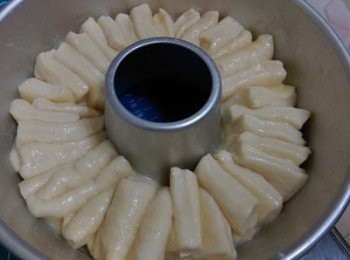 step7: 放入內部抹滿油的戚風模裡，以立式排列好