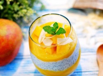 step4: 清新稠密、微酸微甜的布丁充滿椰子與優格乳香，豐富飽嘴的氣息給味蕾帶來和諧的滿足感，趕快動手做做看吧！