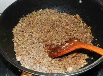 step4: 下高梁、肉桂粉與醬油，拌炒後煮個5分鐘，香味傳遍屋子囉～