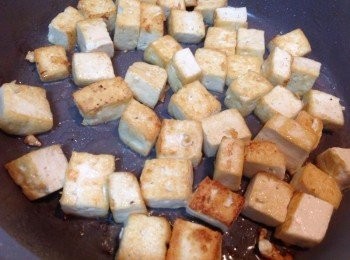 step1: 豆腐切小塊煎赤