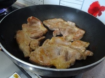 step3: (3) 易潔鑊下3湯匙油， 燒熱， 下豬扒， 中火煎至一面微焦， 反轉煎另一面， 止豬扒全熟便可。