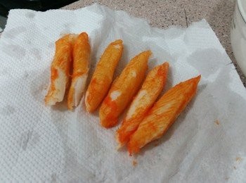 step1: -蟹棒室溫解凍，輕力用廚紙搾乾水分備用