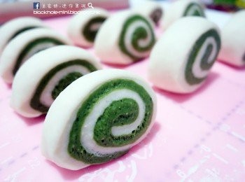 step5: 用膠刮板切成均等闊度，記得不要切得太薄，因為麵糰會在第二次發酵的過程再變大，到時可能會東歪西倒，接著把牛油紙放在麵糰底下。