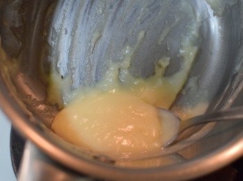 step3: 倒入糖、牛奶後繼續不停攪拌至呈現泥狀，然後離火冷卻。