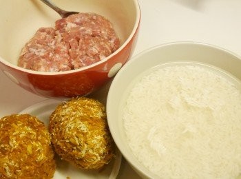 step1: 肉碎 > 用1茶匙雞粉及胡椒粉醃30分鐘
米 > 用清水浸30分鐘