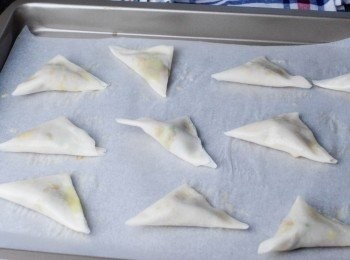 step8: 將咖哩角放在烘焙紙上，在表面塗一層蛋液。放入已預熱180度焗爐，焗約10 -15分鐘，至表面金黃色即成～